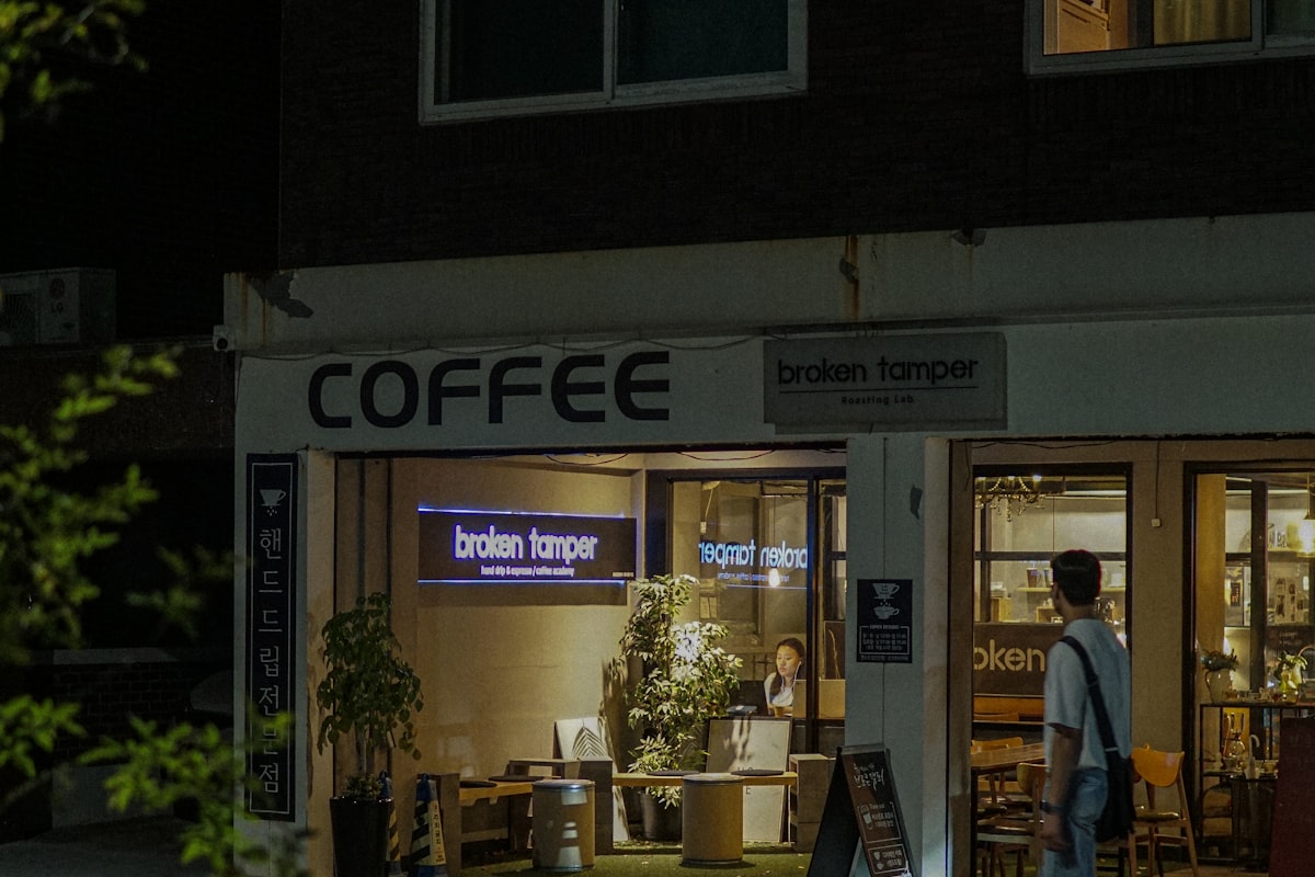 Seoul cafe in Seongsu-dong with industrial interior
